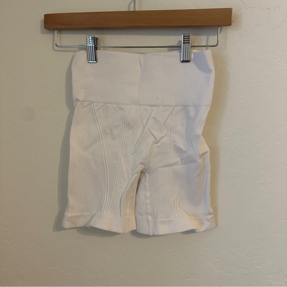 Alala White Ribbed High-Waist Bike Shorts Size‎ Small